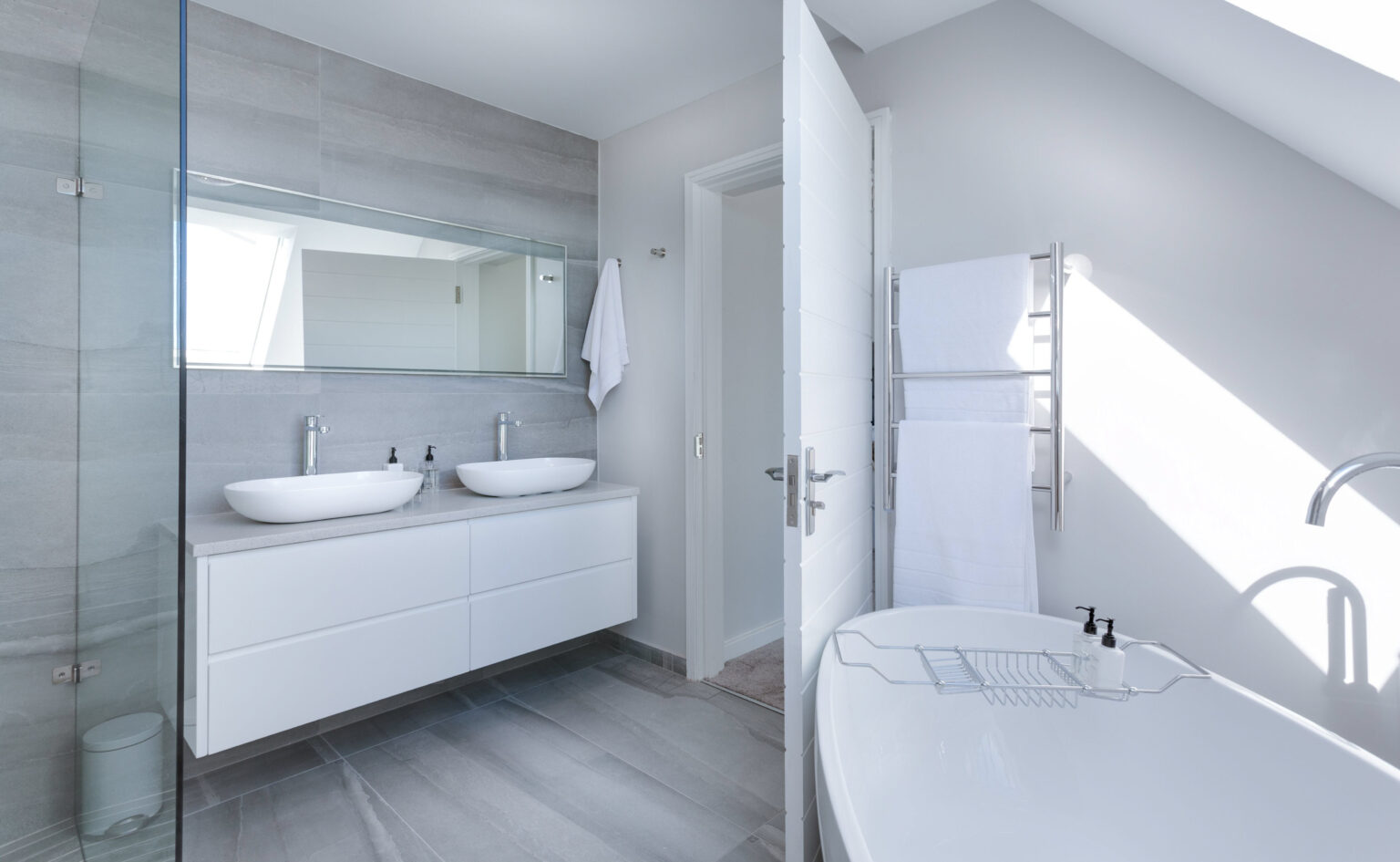 Renovación de cocina antigua por un diseño minimalista y eficiente en Málaga